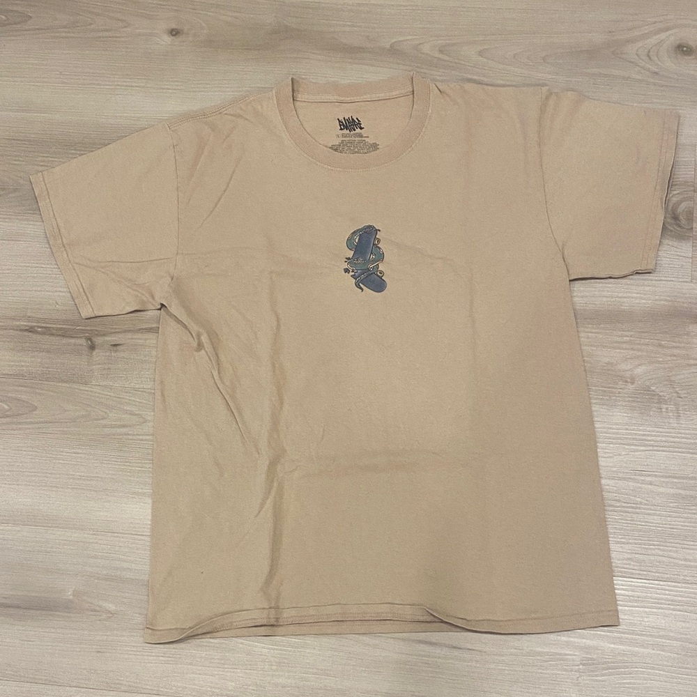 Empyre Men’s Large Beige Graphic Snake wrapped around a skateboard T-Shirt